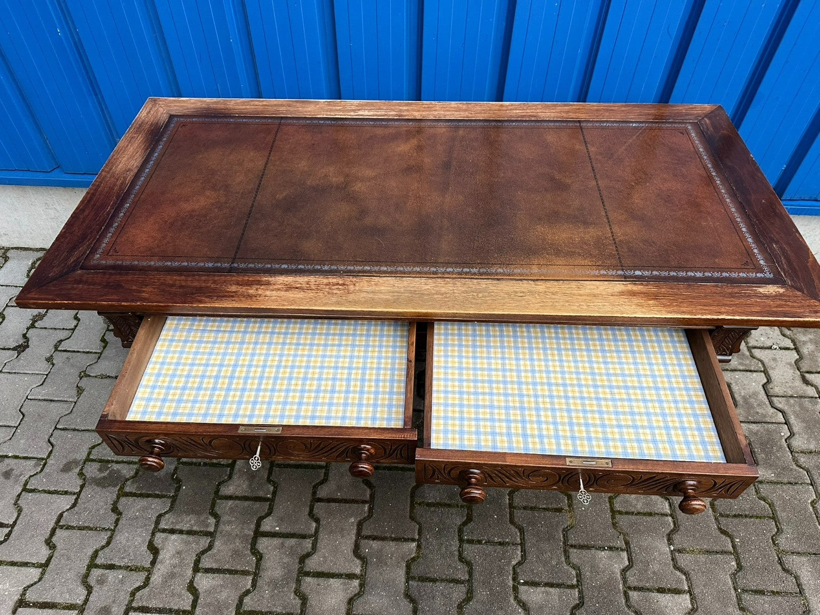 Massiver Neo Renaissance Schreibtisch um 1930 aus Eiche mit Leder