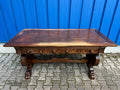 MASSIVER NEO RENAISSANCE SCHREIBTISCH UM 1930 AUS EICHE MIT LEDER