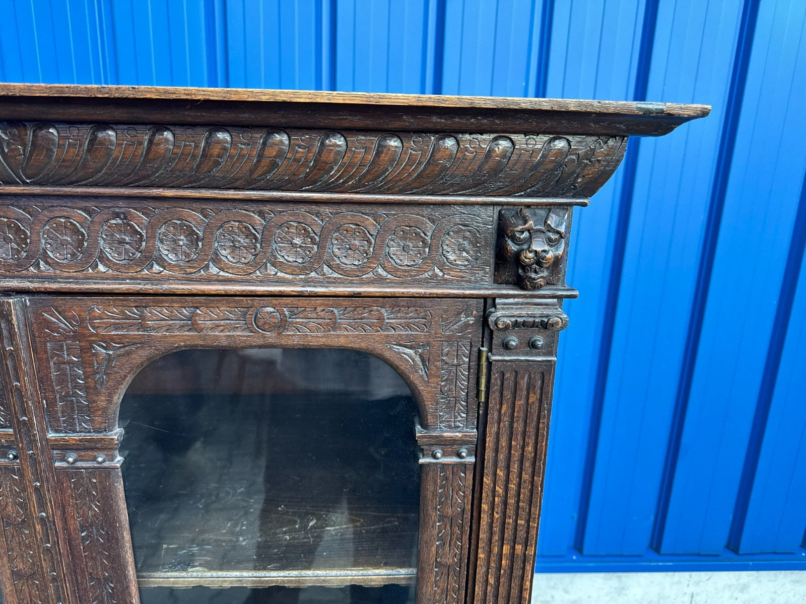 Antike Neo Renaissance Vitrine aus Eiche 19 tes Jhdt Gründerzeit Schrank