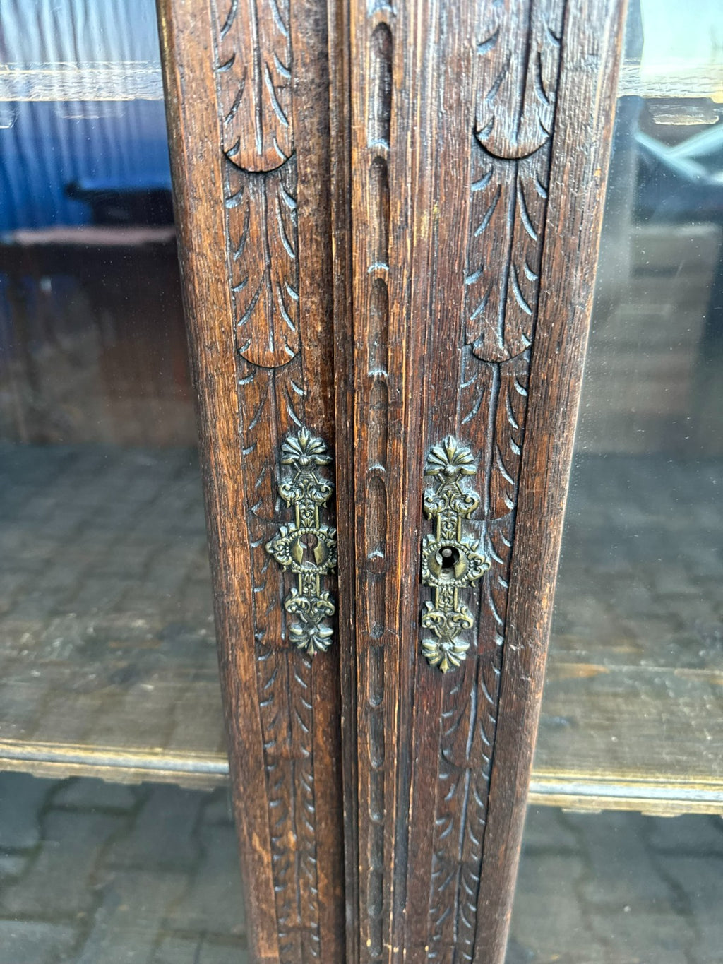 Antike Neo Renaissance Vitrine aus Eiche 19 tes Jhdt Gründerzeit Schrank