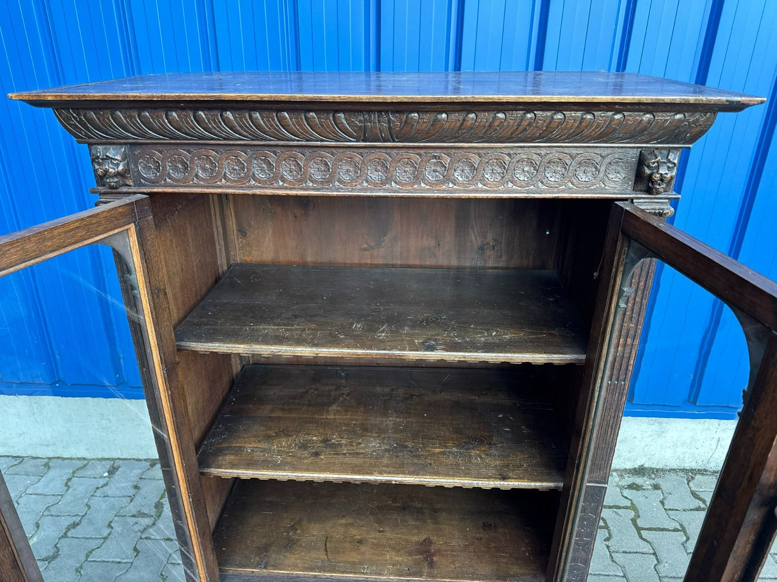 Antike Neo Renaissance Vitrine aus Eiche 19 tes Jhdt Gründerzeit Schrank