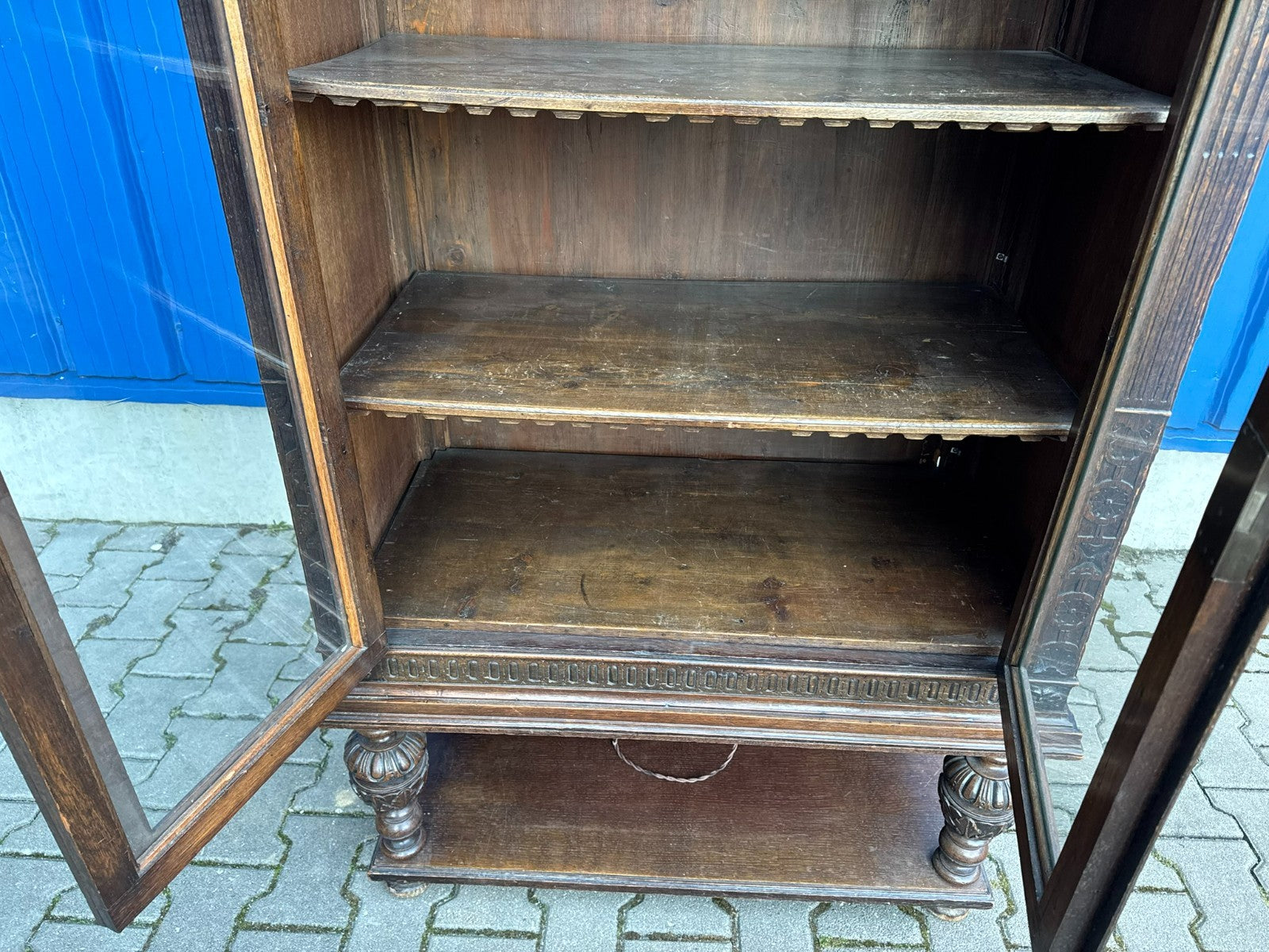 Antike Neo Renaissance Vitrine aus Eiche 19 tes Jhdt Gründerzeit Schrank