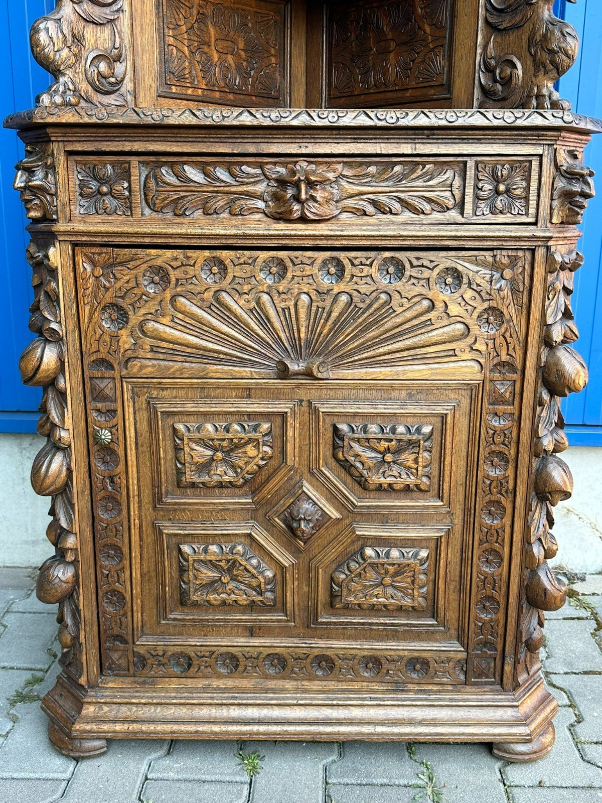Prächtiger Neo Renaissance Schrank Eckschrank 19 tes Jhdt Schnitzwerk