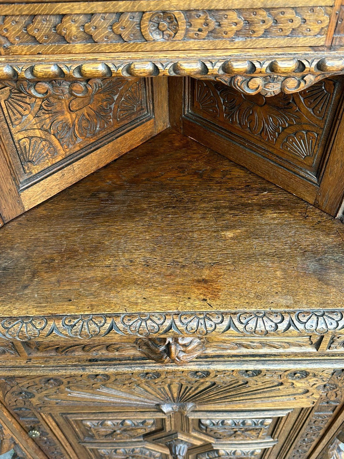 Prächtiger Neo Renaissance Schrank Eckschrank 19 tes Jhdt Schnitzwerk