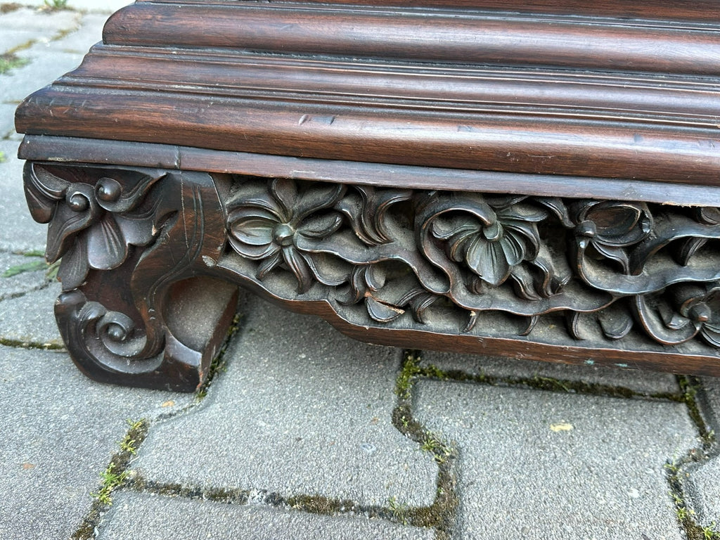 Indonesische Kommode aus Teak Holz mit Prächtigem Schnitzwerk 20 tes Jhdt