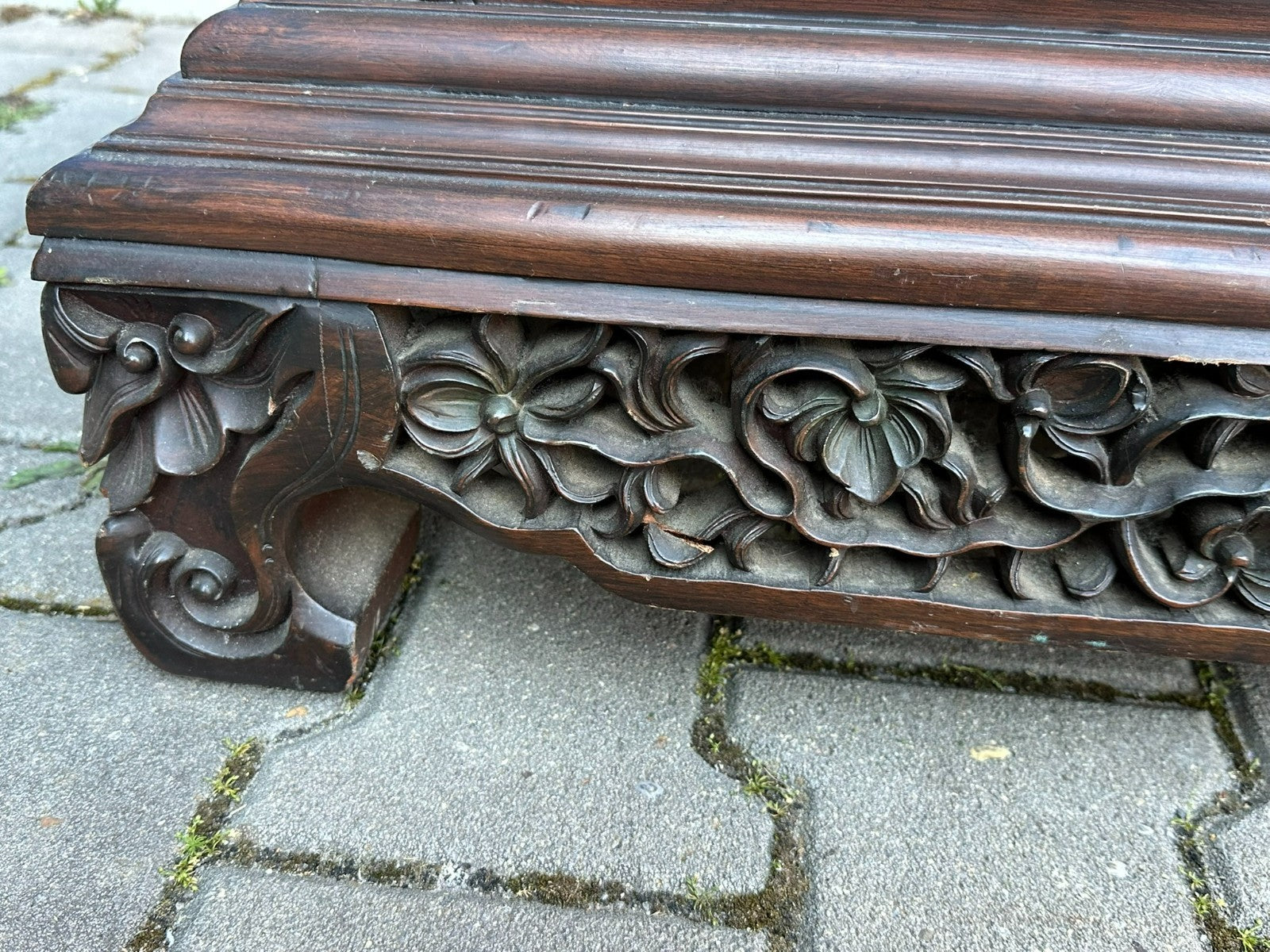 Indonesische Kommode aus Teak Holz mit Prächtigem Schnitzwerk 20 tes Jhdt