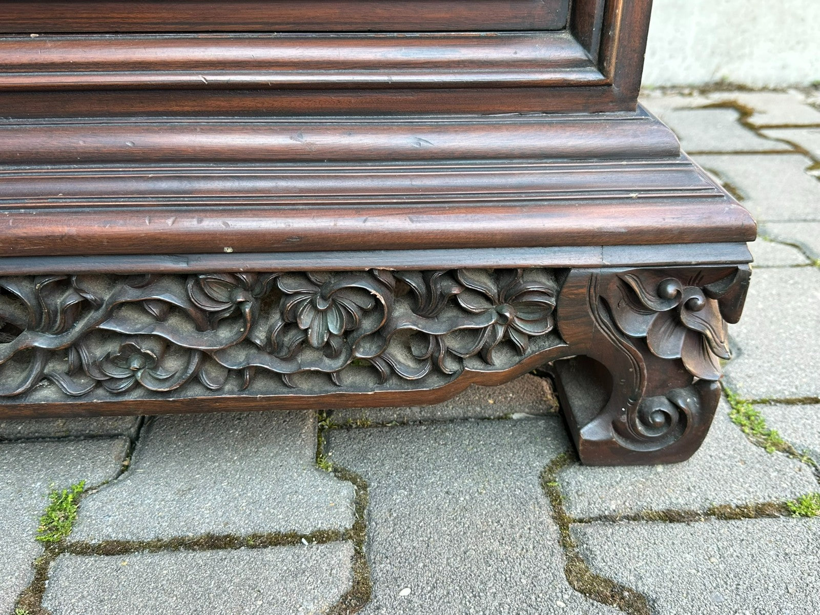 Indonesische Kommode aus Teak Holz mit Prächtigem Schnitzwerk 20 tes Jhdt