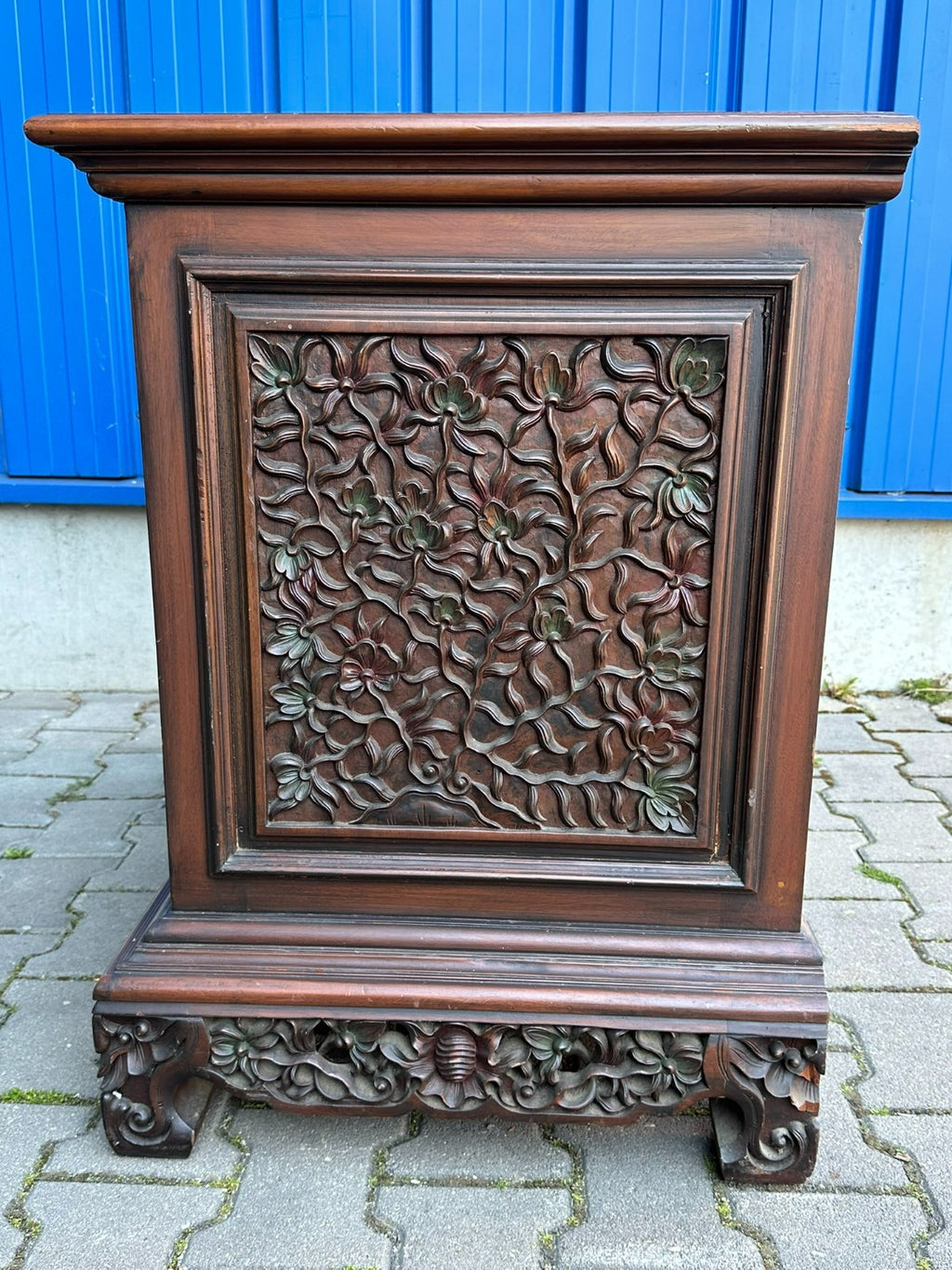 Indonesische Kommode aus Teak Holz mit Prächtigem Schnitzwerk 20 tes Jhdt