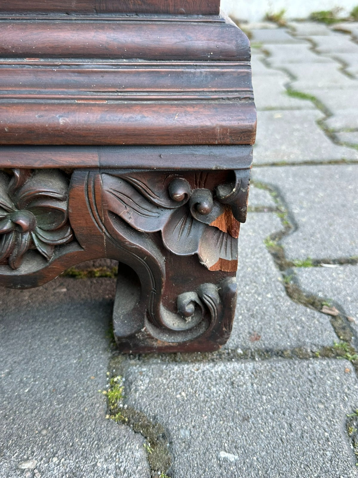 Indonesische Kommode aus Teak Holz mit Prächtigem Schnitzwerk 20 tes Jhdt