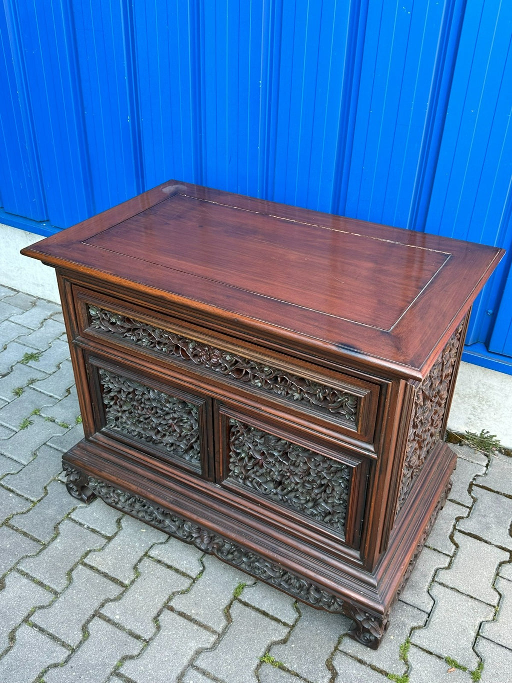 Indonesische Kommode aus Teak Holz mit Prächtigem Schnitzwerk 20 tes Jhdt