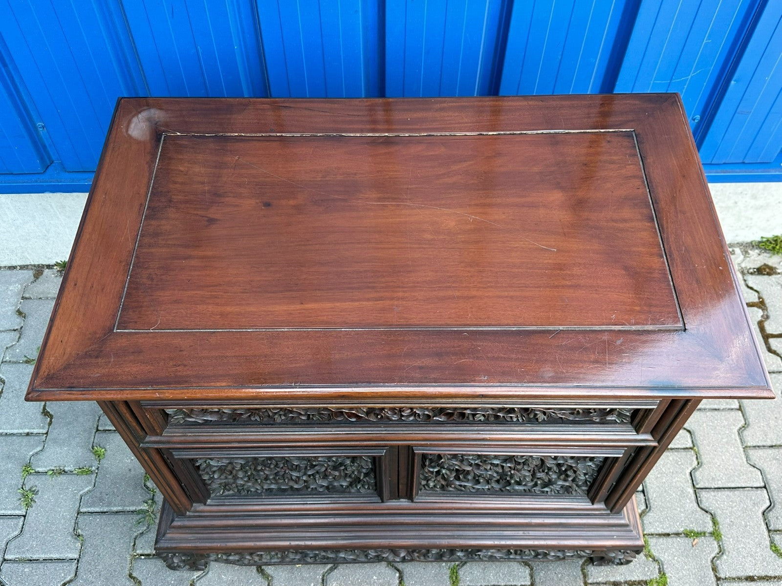 Indonesische Kommode aus Teak Holz mit Prächtigem Schnitzwerk 20 tes Jhdt