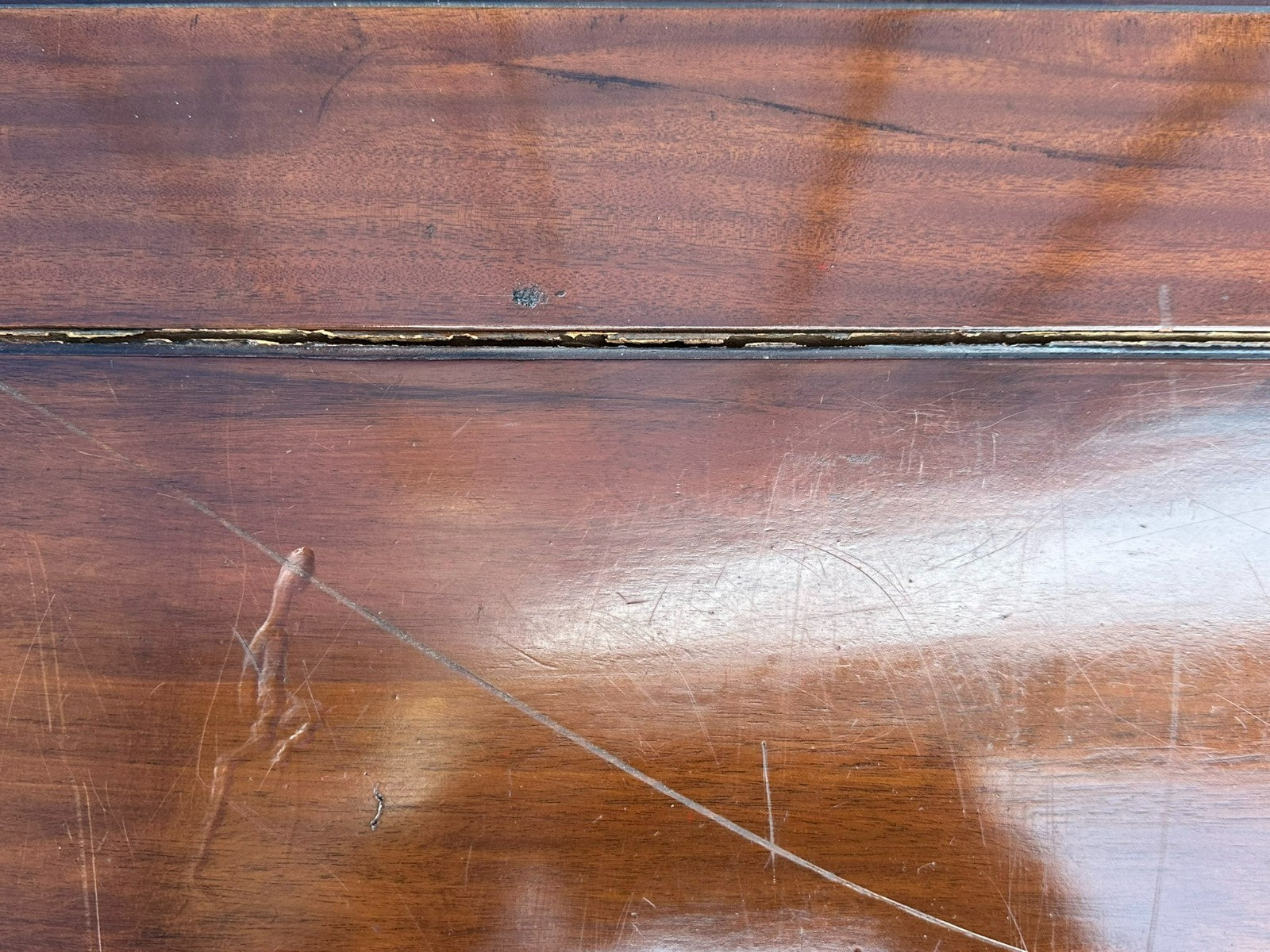 Indonesische Kommode aus Teak Holz mit Prächtigem Schnitzwerk 20 tes Jhdt