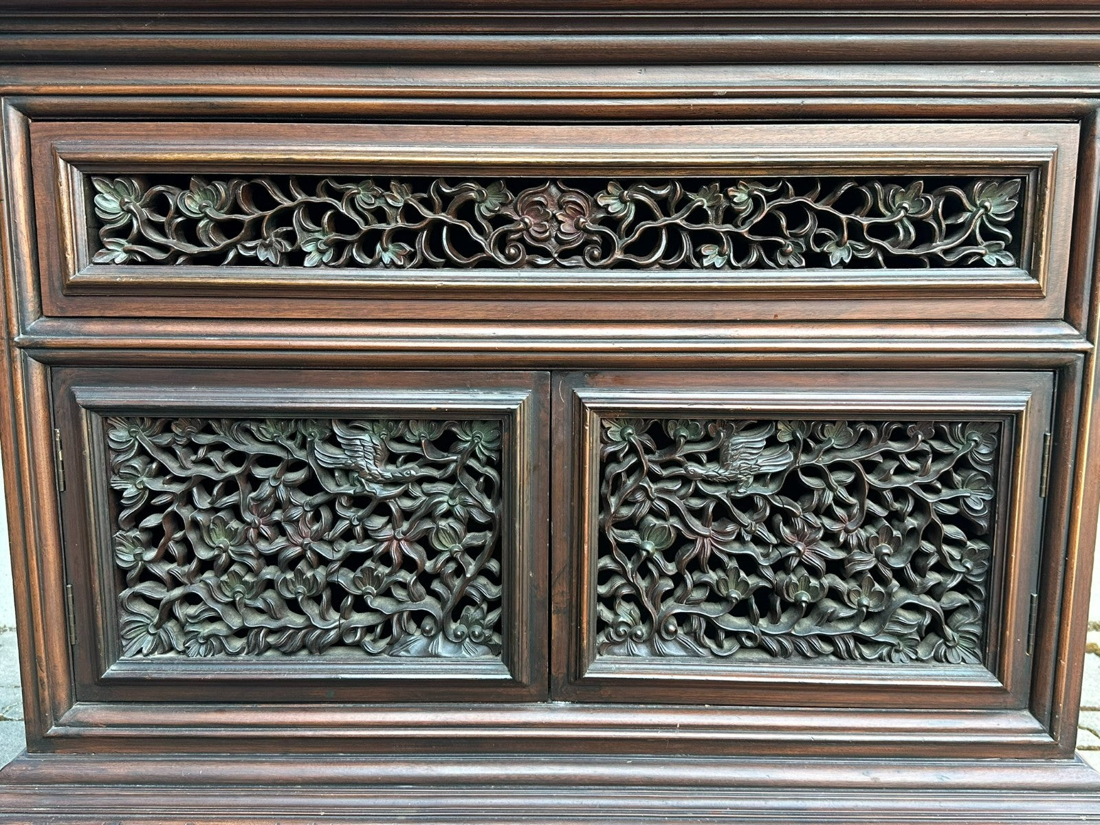 Indonesische Kommode aus Teak Holz mit Prächtigem Schnitzwerk 20 tes Jhdt