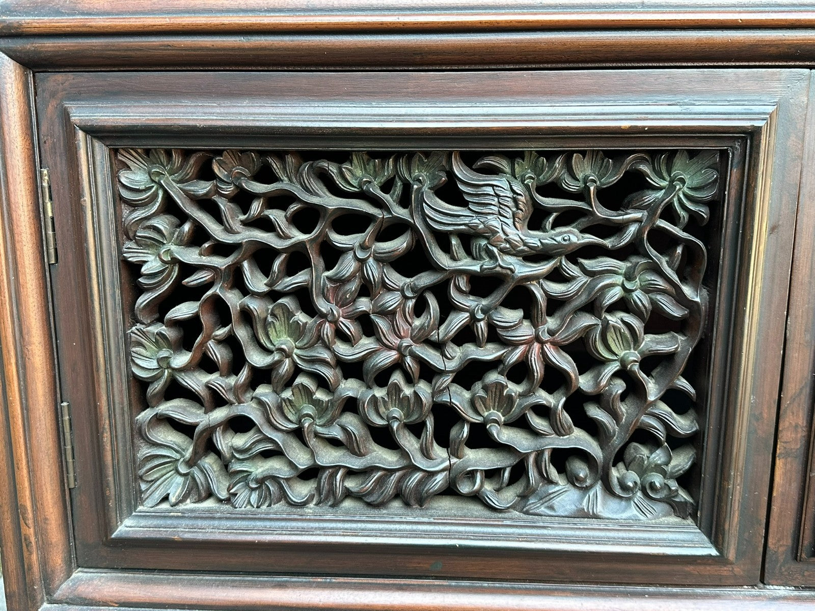 Indonesische Kommode aus Teak Holz mit Prächtigem Schnitzwerk 20 tes Jhdt