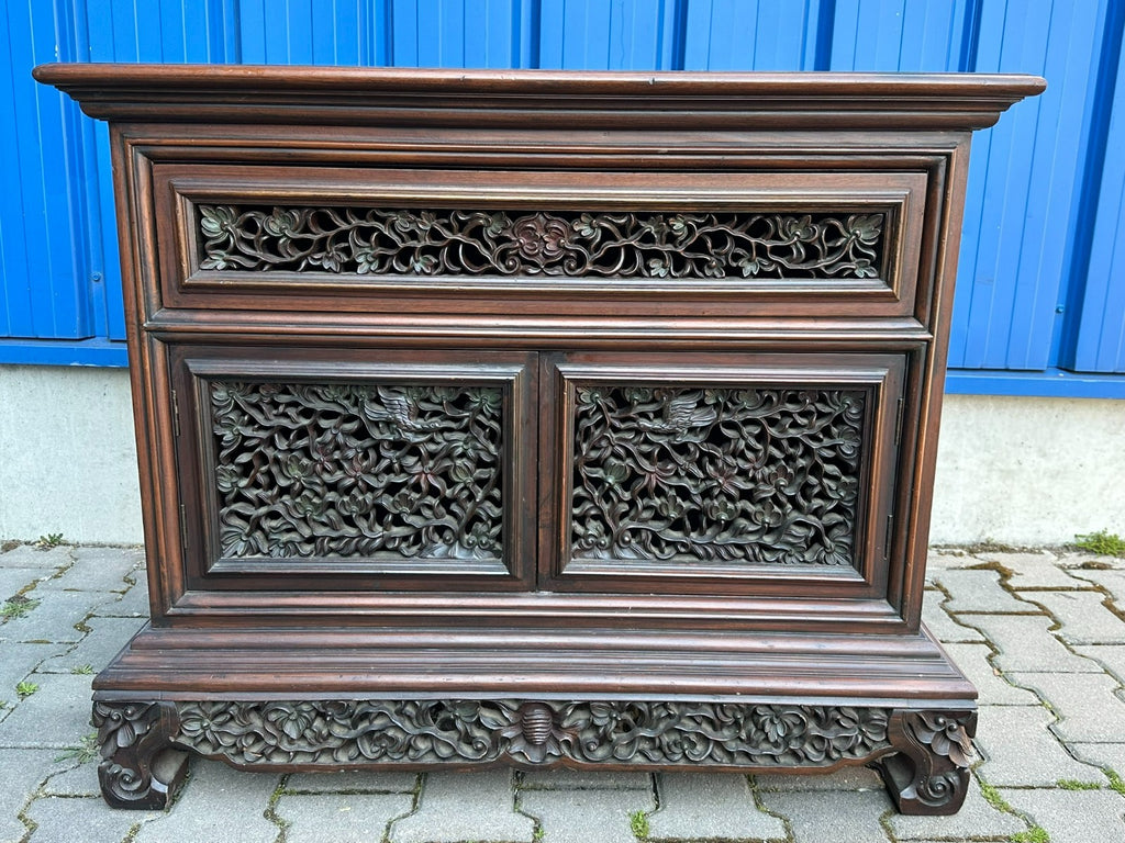 INDONESISCHE KOMMODE AUS TEAK HOLZ MIT PRÄCHTIGEM SCHNITZWERK 20 TES JHDT