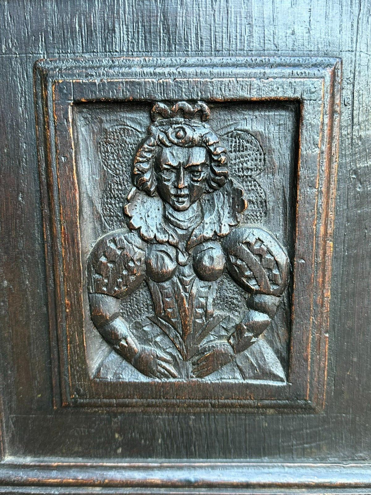 Antikes Buffet Schrank aus Eiche um 1800 Neo Renaissance England Figuren