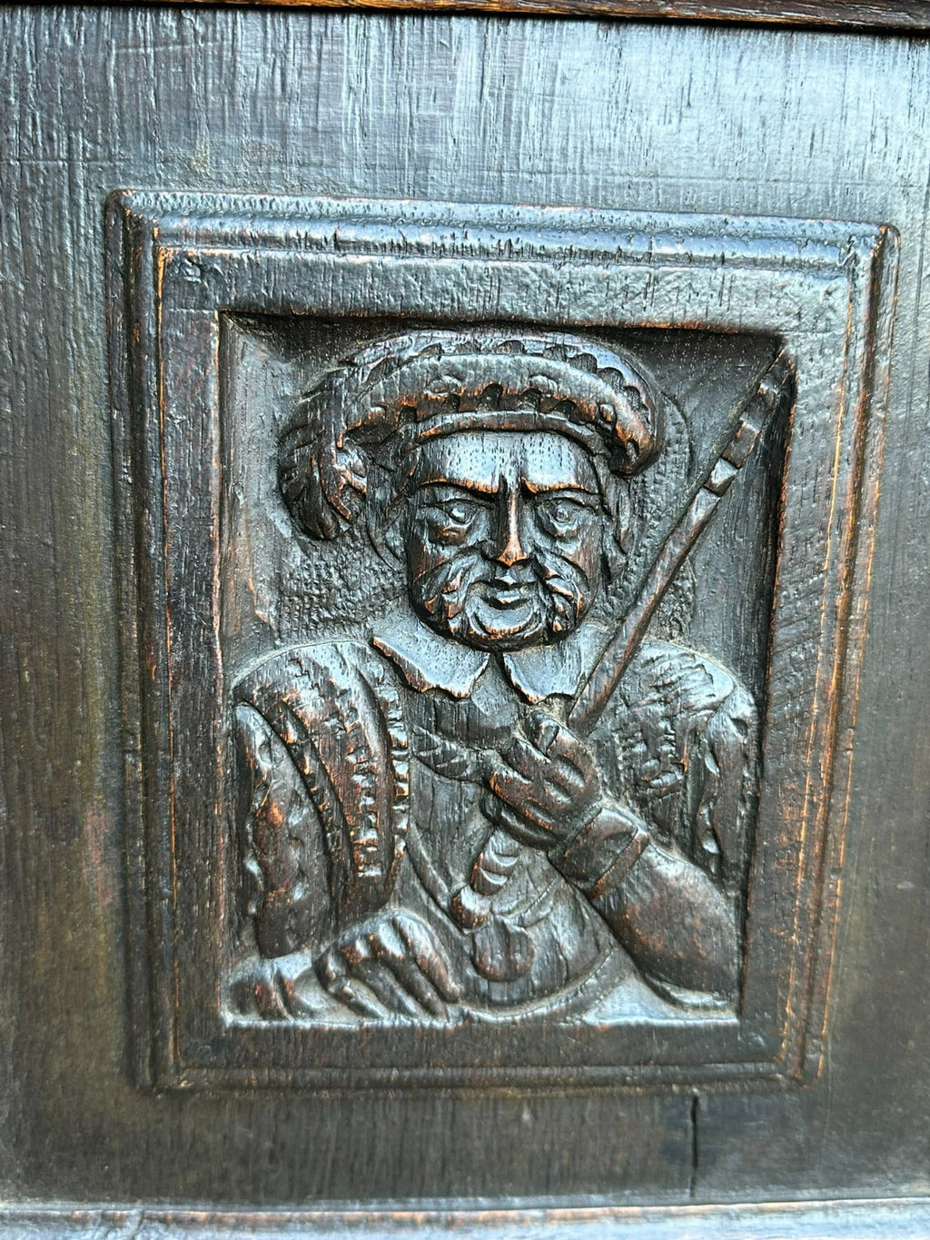Antikes Buffet Schrank aus Eiche um 1800 Neo Renaissance England Figuren