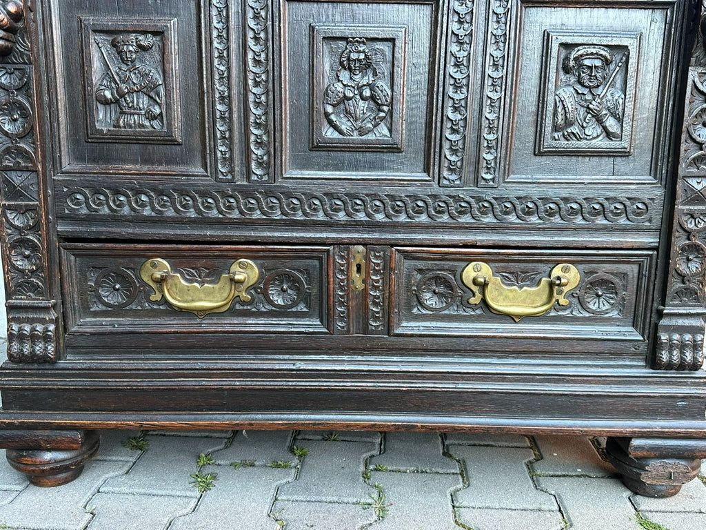 Antikes Buffet Schrank aus Eiche um 1800 Neo Renaissance England Figuren