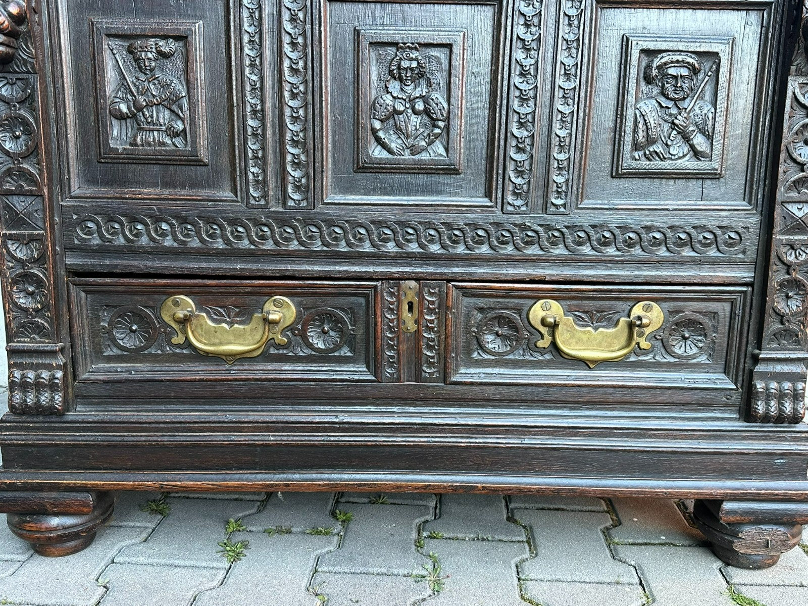 Antikes Buffet Schrank aus Eiche um 1800 Neo Renaissance England Figuren