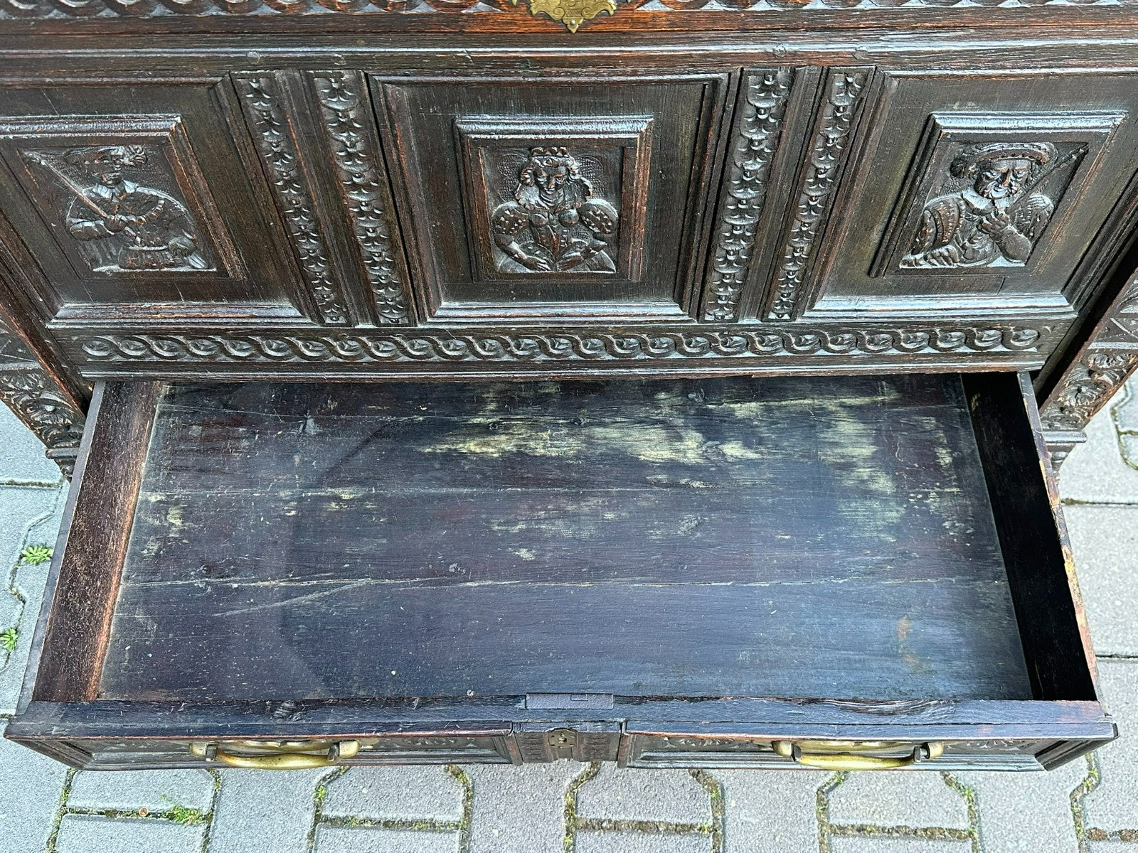 Antikes Buffet Schrank aus Eiche um 1800 Neo Renaissance England Figuren