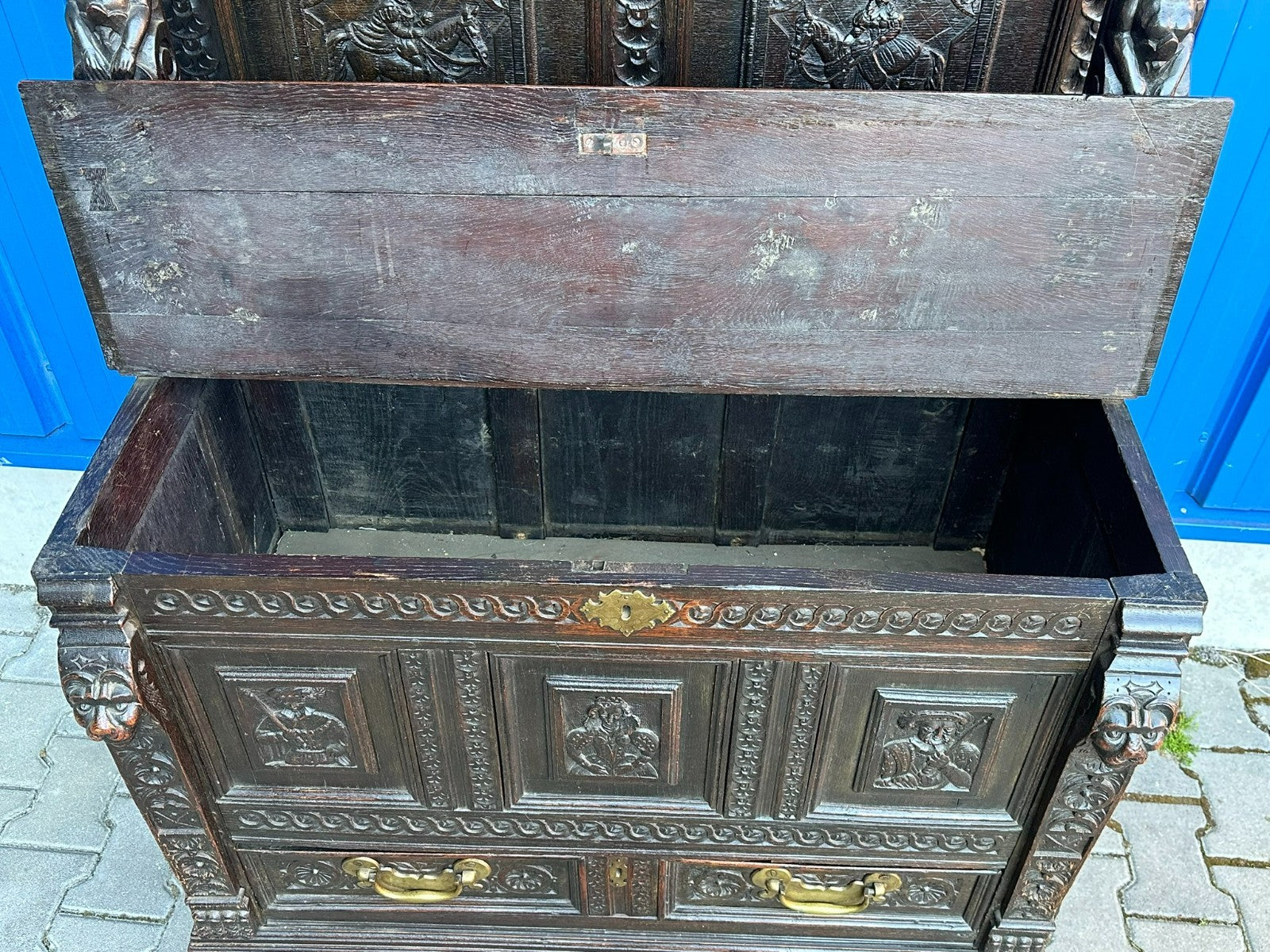Antikes Buffet Schrank aus Eiche um 1800 Neo Renaissance England Figuren
