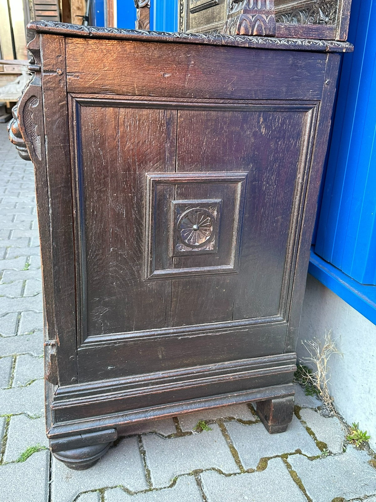 Antikes Buffet Schrank aus Eiche um 1800 Neo Renaissance England Figuren