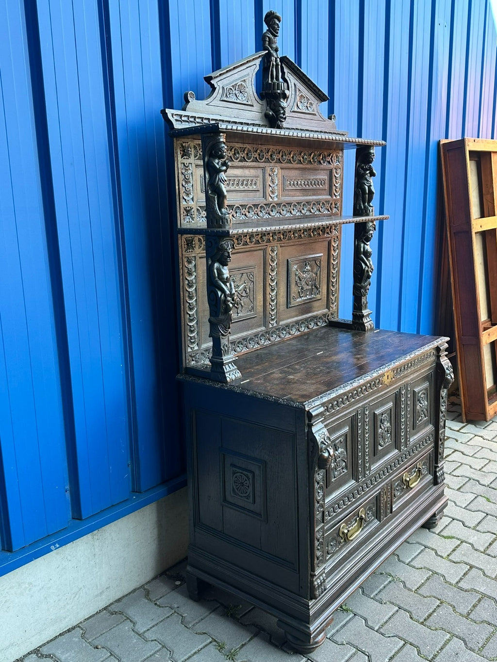 Antikes Buffet Schrank aus Eiche um 1800 Neo Renaissance England Figuren