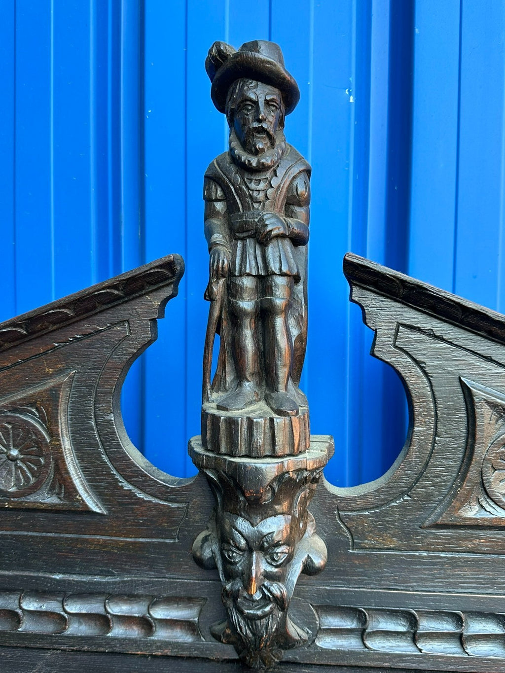 Antikes Buffet Schrank aus Eiche um 1800 Neo Renaissance England Figuren
