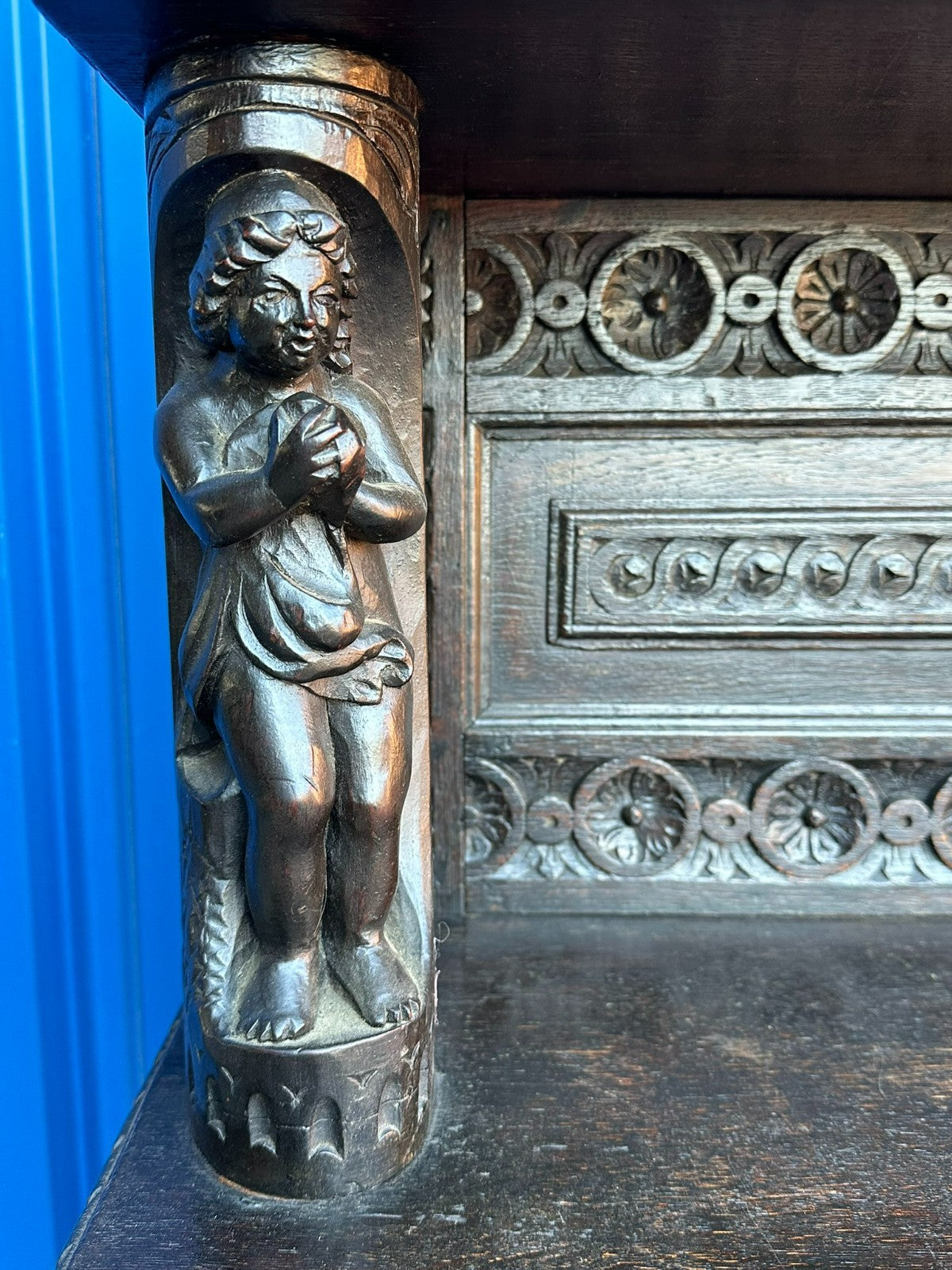 Antikes Buffet Schrank aus Eiche um 1800 Neo Renaissance England Figuren