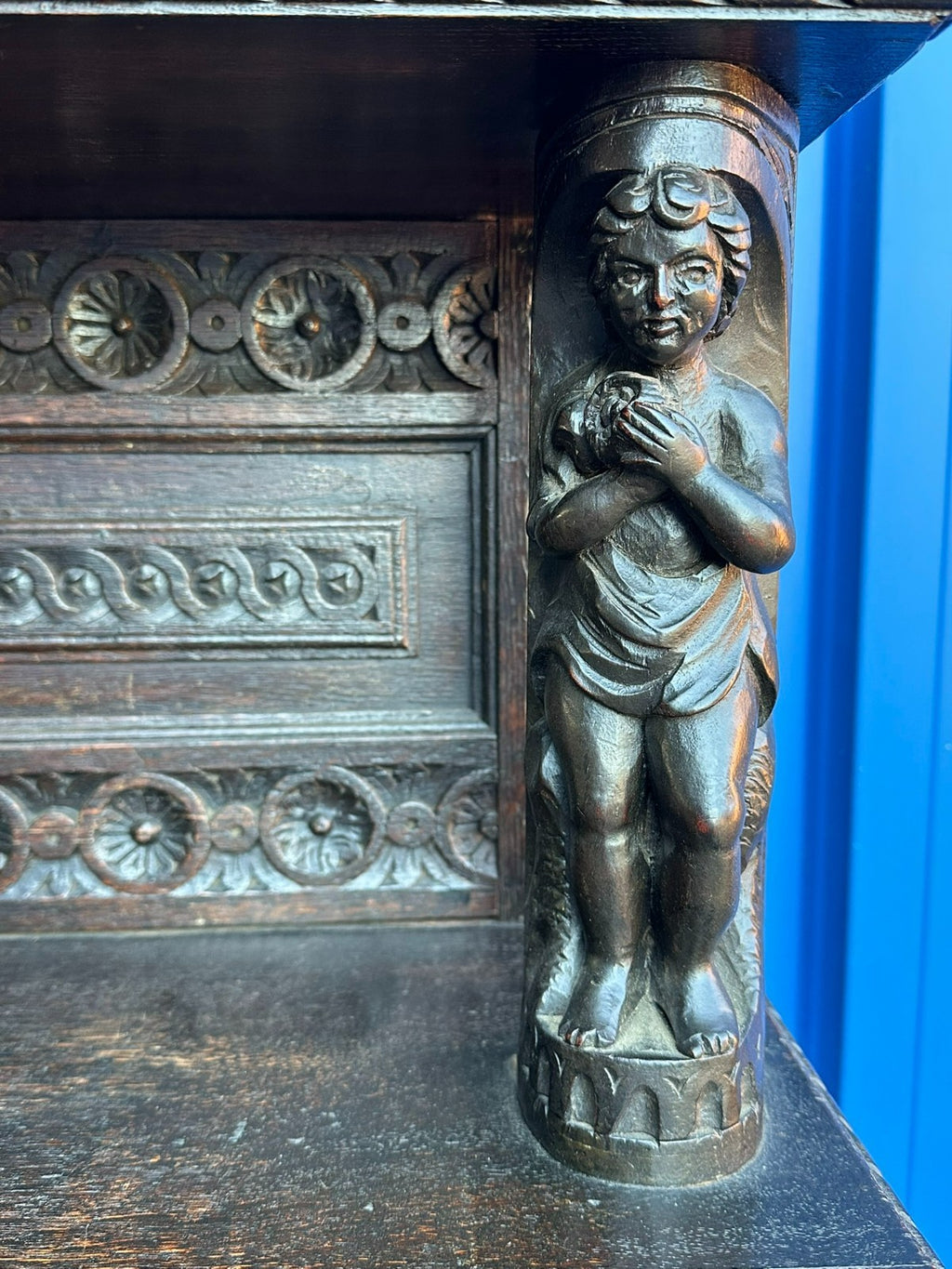 Antikes Buffet Schrank aus Eiche um 1800 Neo Renaissance England Figuren