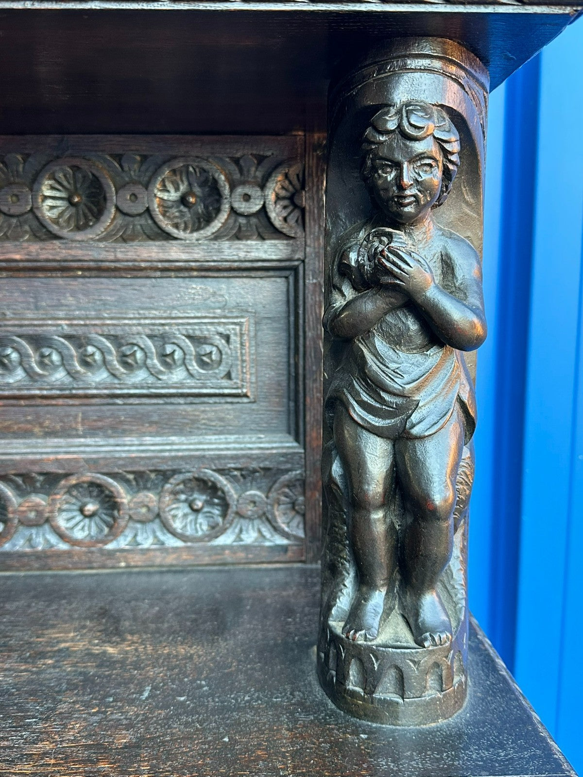 Antikes Buffet Schrank aus Eiche um 1800 Neo Renaissance England Figuren