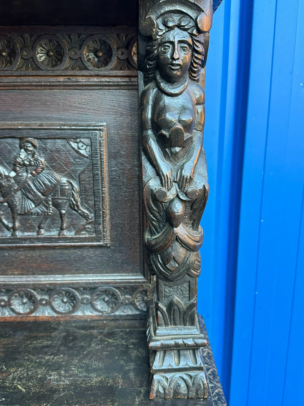 Antikes Buffet Schrank aus Eiche um 1800 Neo Renaissance England Figuren