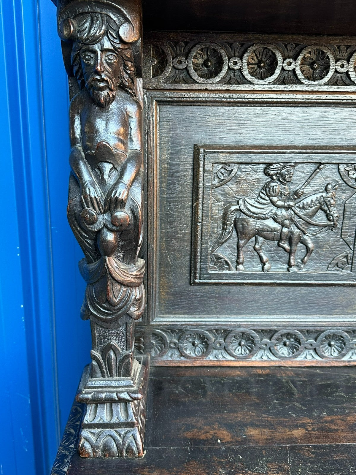 Antikes Buffet Schrank aus Eiche um 1800 Neo Renaissance England Figuren