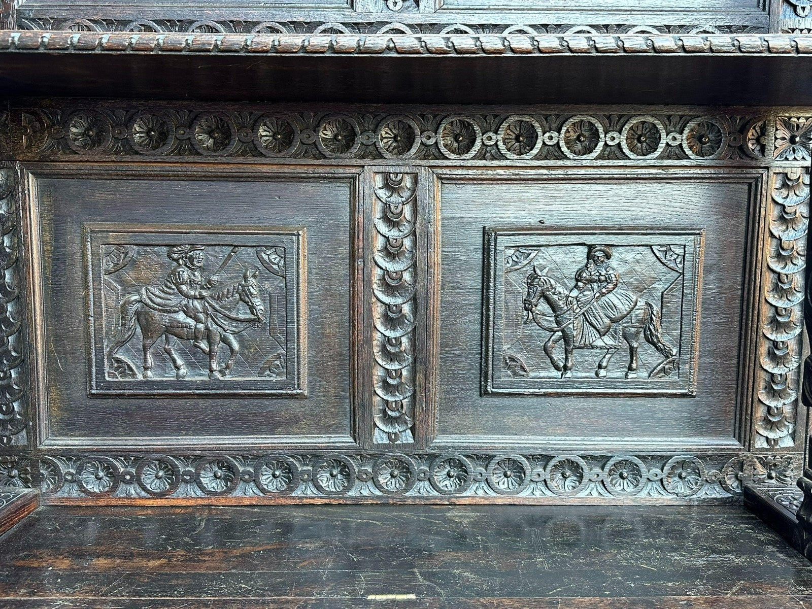 Antikes Buffet Schrank aus Eiche um 1800 Neo Renaissance England Figuren