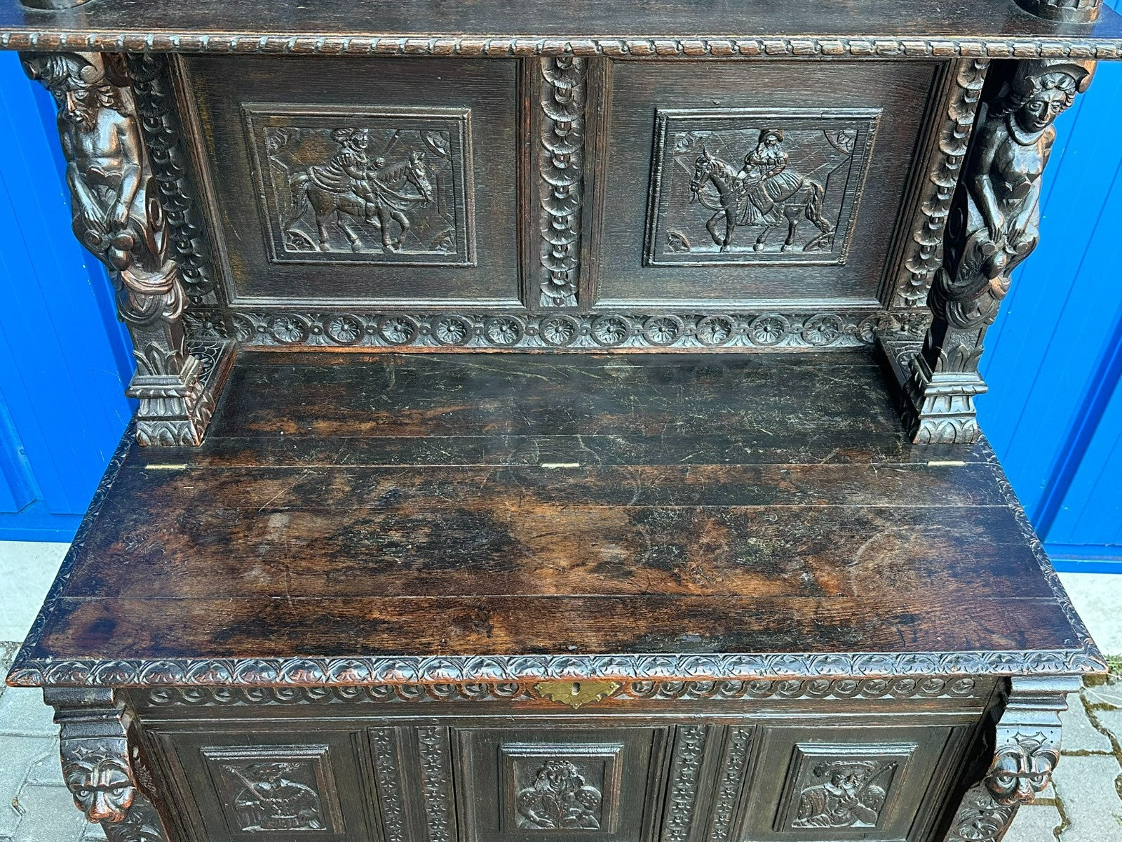 Antikes Buffet Schrank aus Eiche um 1800 Neo Renaissance England Figuren