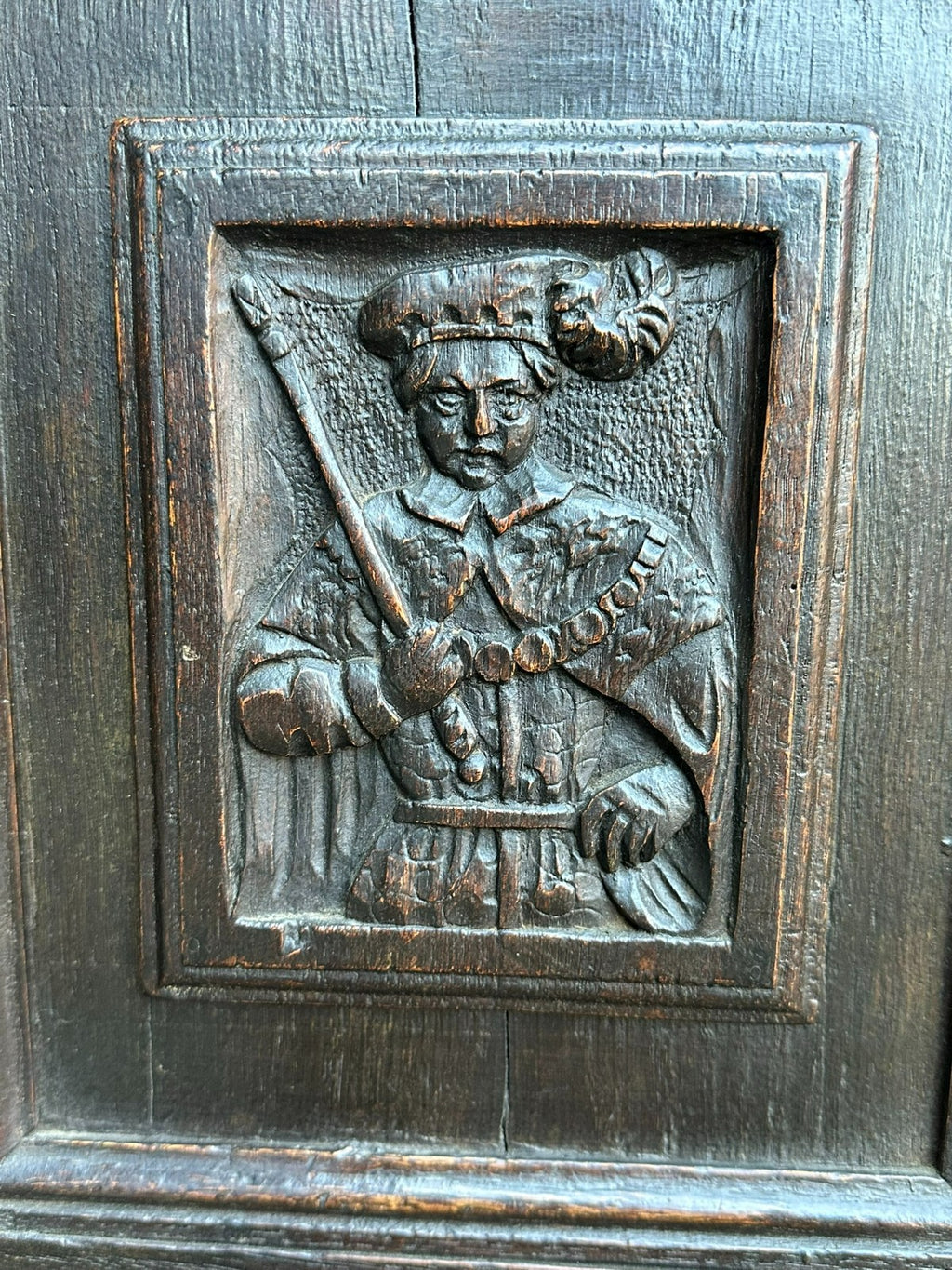 Antikes Buffet Schrank aus Eiche um 1800 Neo Renaissance England Figuren