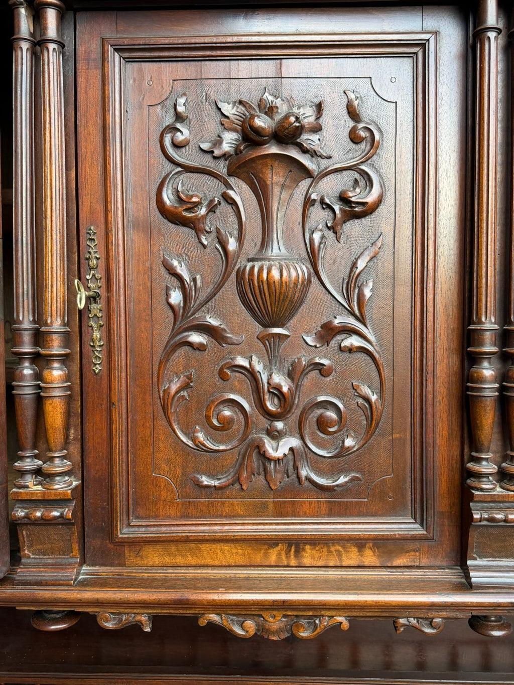 Antiker Schrank Buffet Neo Renaissance um 1880 Mahagoni Schnitzwerk