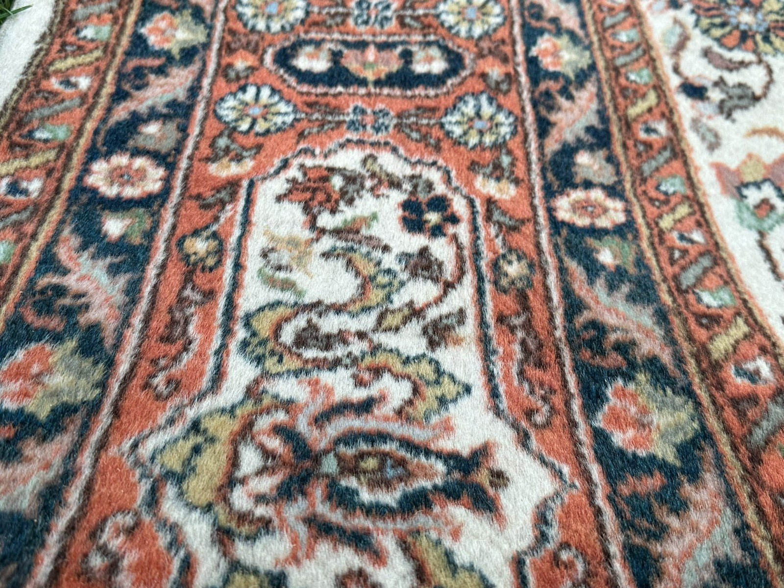 Orientteppich Täbriz-Stil 288x185 Wolle handgeknüpft Medaillon Tiere Creme