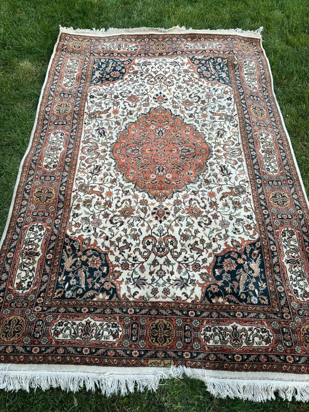 Orientteppich Täbriz-Stil 288x185 Wolle handgeknüpft Medaillon Tiere Creme