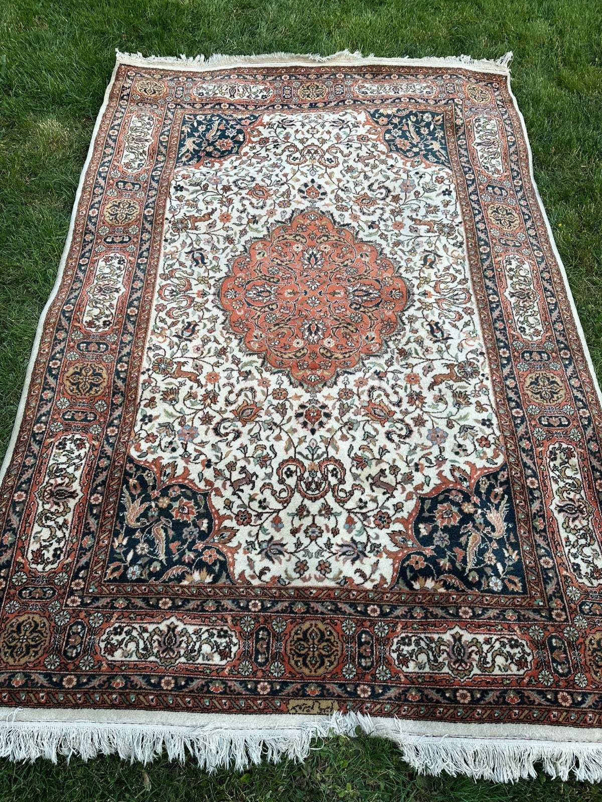 Orientteppich Täbriz-Stil 288x185 Wolle handgeknüpft Medaillon Tiere Creme