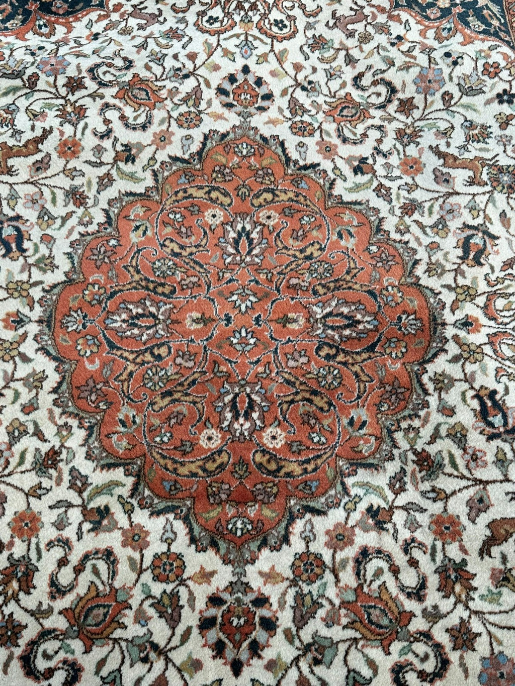 Orientteppich Täbriz-Stil 288x185 Wolle handgeknüpft Medaillon Tiere Creme