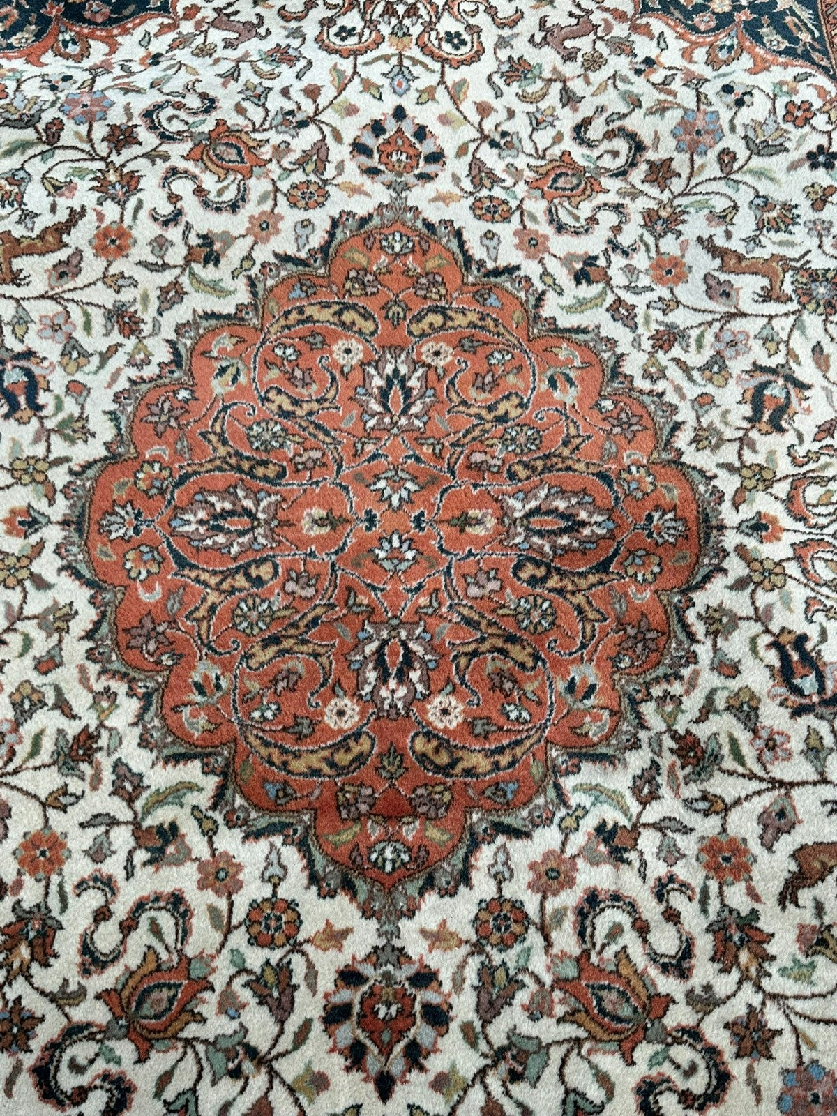 Orientteppich Täbriz-Stil 288x185 Wolle handgeknüpft Medaillon Tiere Creme