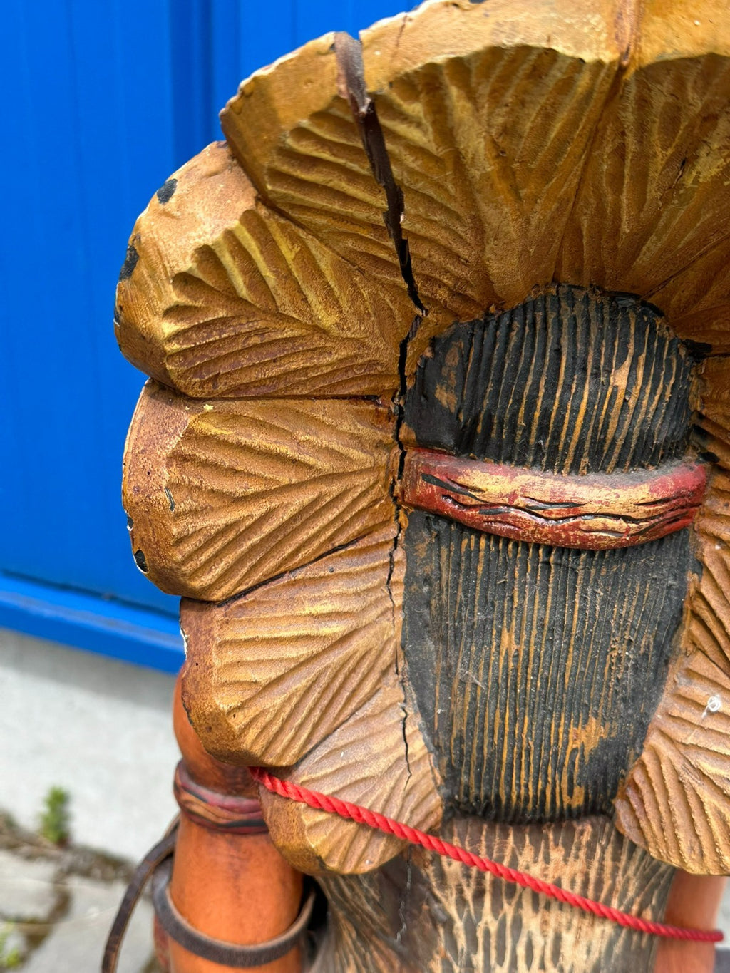 96cm grosse Skulptur aus Holz handbemalt Indianer