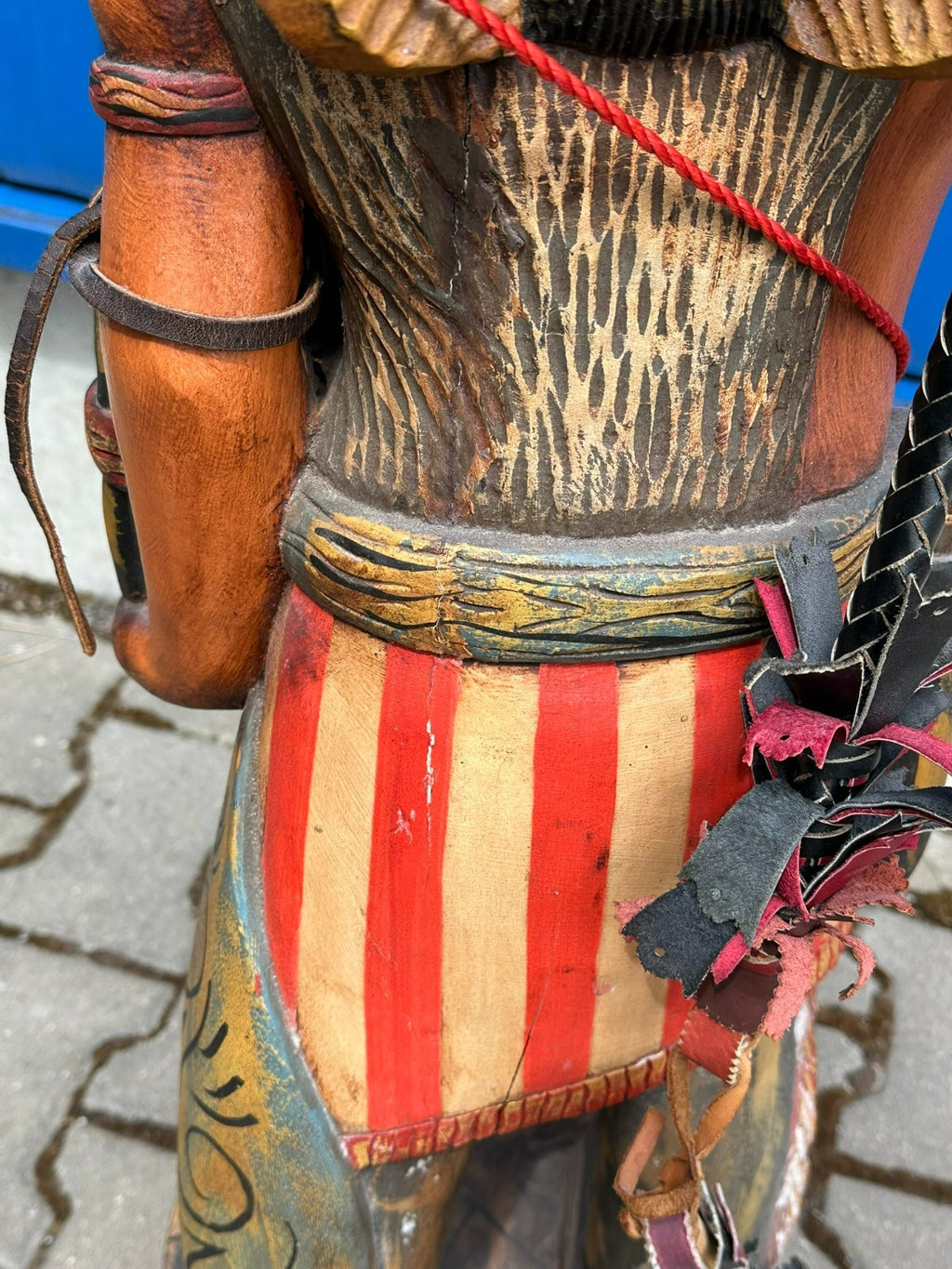 96cm grosse Skulptur aus Holz handbemalt Indianer