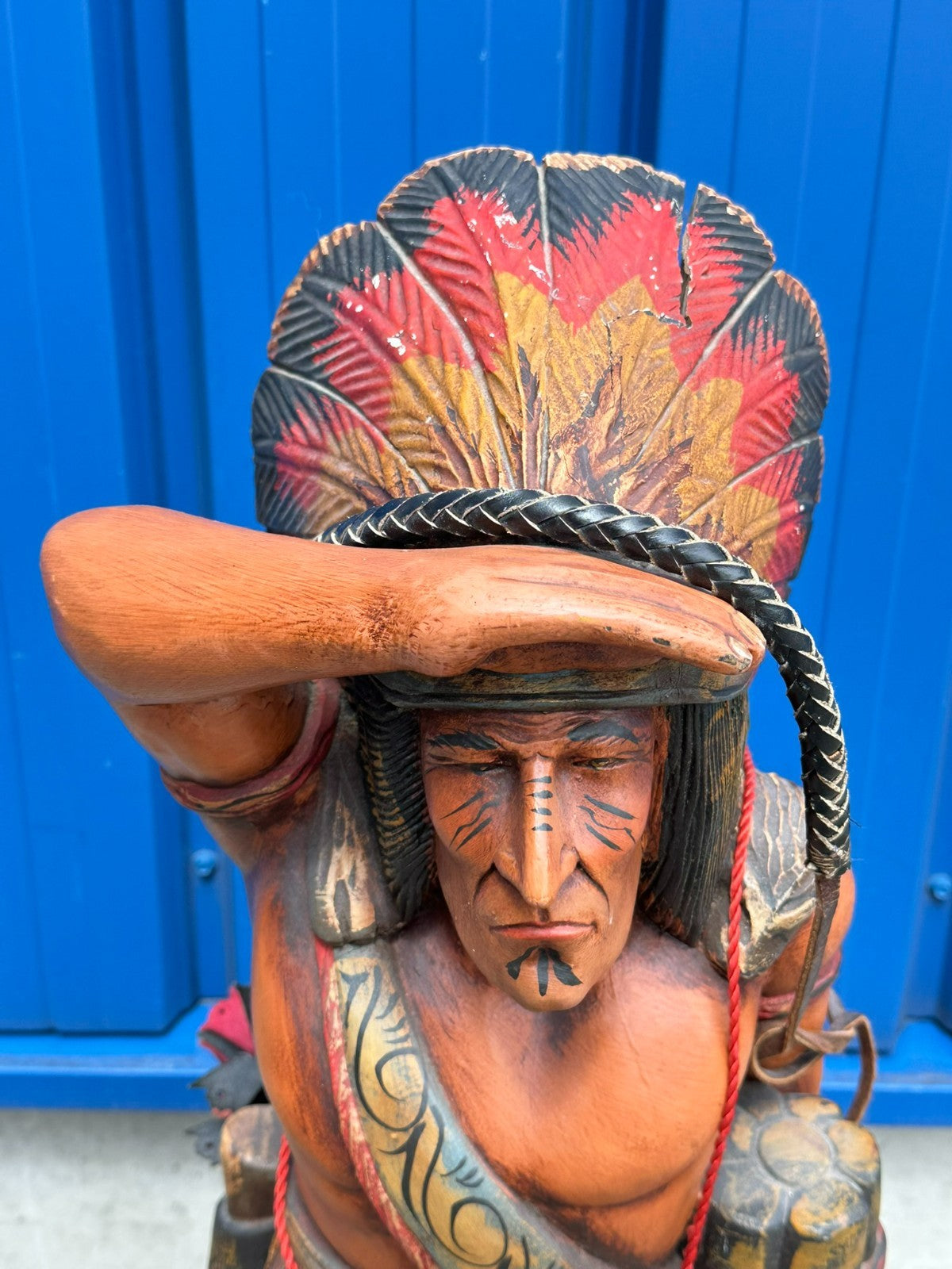 96cm grosse Skulptur aus Holz handbemalt Indianer