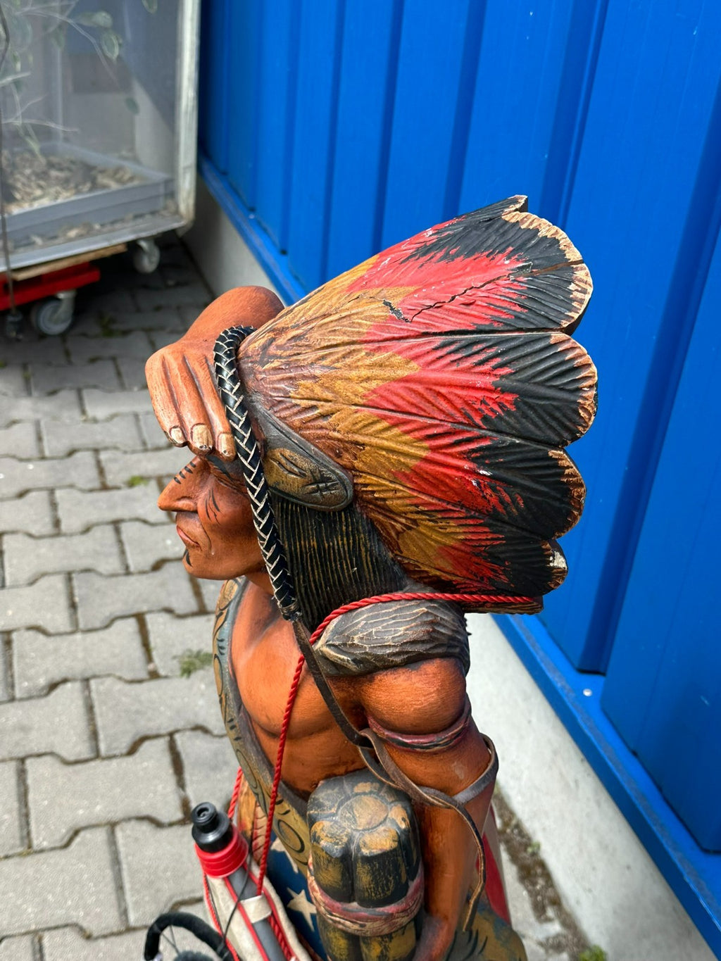96cm grosse Skulptur aus Holz handbemalt Indianer