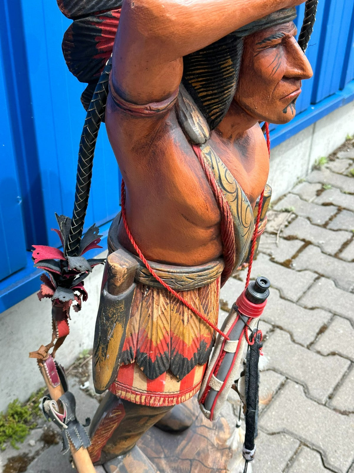 96cm grosse Skulptur aus Holz handbemalt Indianer