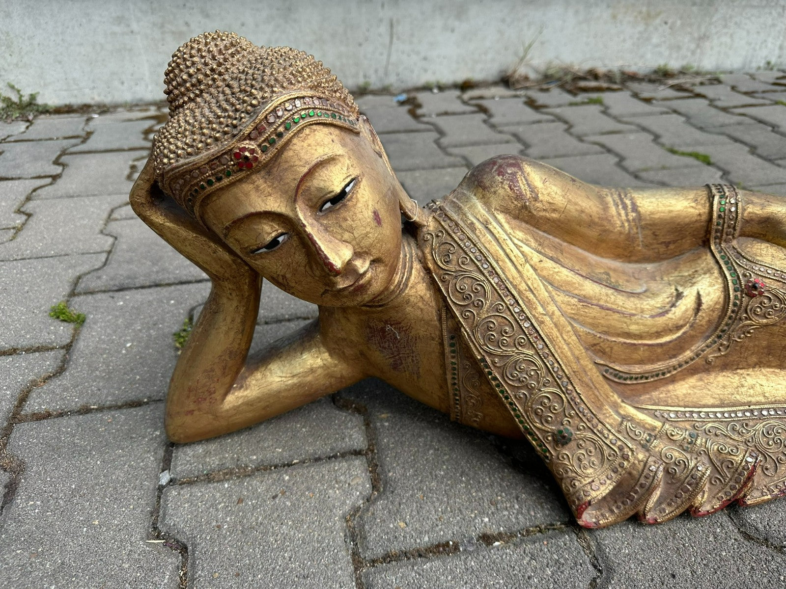 Grosse Thailändische Skulptur aus Holz vergoldet liegender Buddha