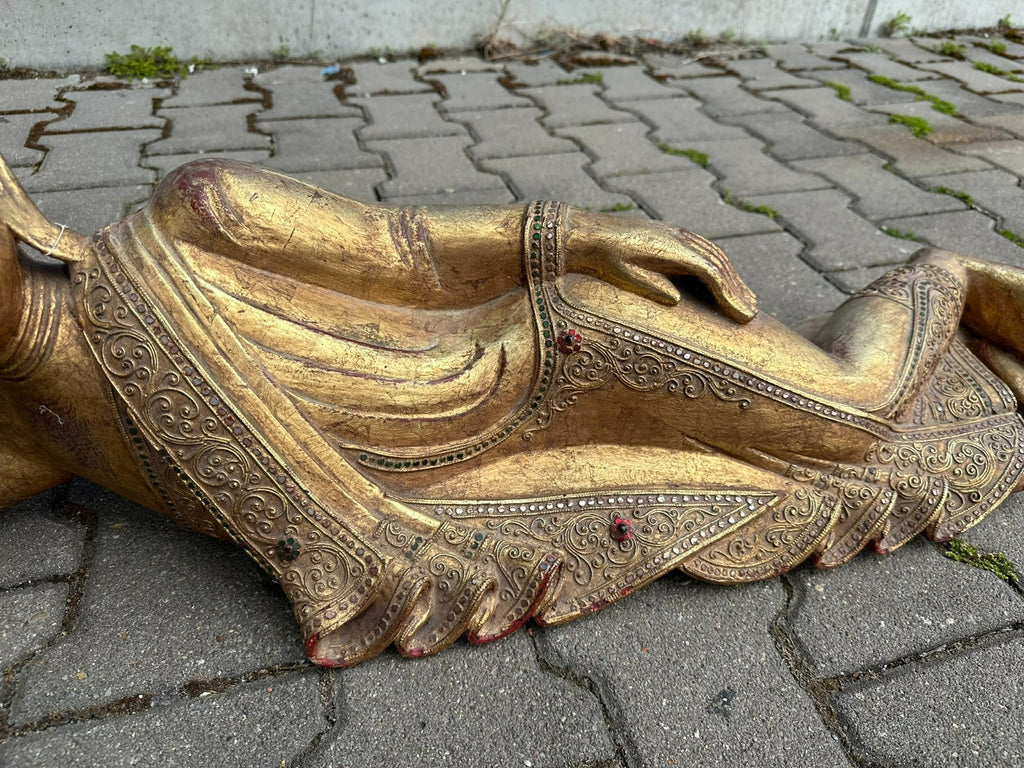 Grosse Thailändische Skulptur aus Holz vergoldet liegender Buddha