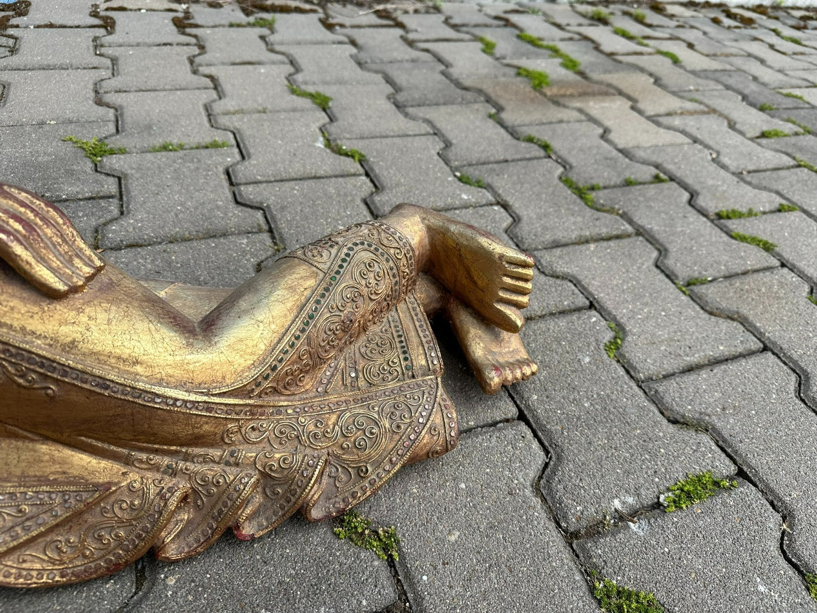 Grosse Thailändische Skulptur aus Holz vergoldet liegender Buddha